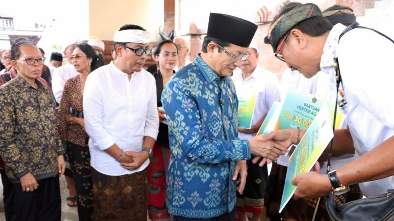 Menteri Agama RI Nasaruddin Umar menyerahkan Bantuan Banjir Denpasar senilai Rp300 juta kepada warga terdampak. Simak lokasi yang ditinjau dan pesan Menag di sini!