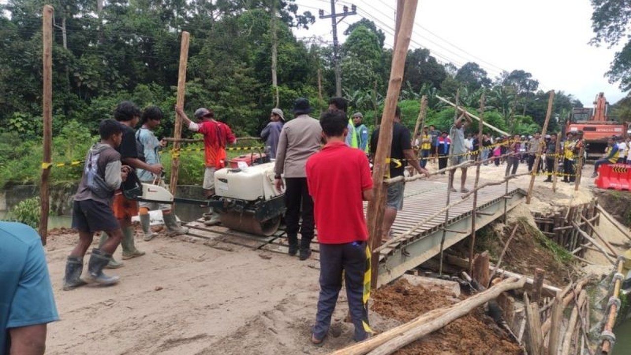 Pemerintah Kabupaten Belitung Timur sigap membangun jembatan darurat setelah jembatan penghubung desa putus diterjang banjir, memastikan akses warga tetap terjaga meski terbatas.