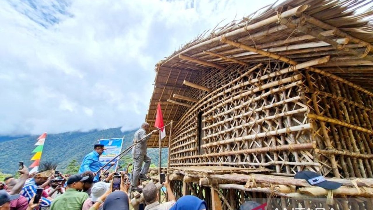 Gubernur Papua Barat Dominggus Mandacan menetapkan Kampung Wisata Kwau sebagai motor penggerak ekowisata Manokwari. Temukan potensi alam dan budaya yang memukau di sini!