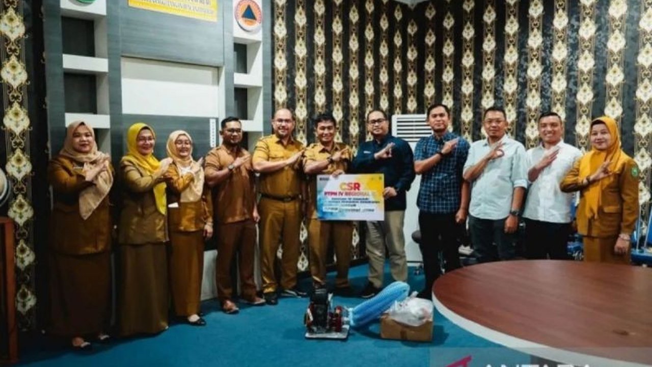 PTPN IV PalmCo Regional III menyalurkan 15 unit Bantuan Mesin Damkar lengkap ke BPBD Riau, memperkuat sinergi penanggulangan Karhutla di tengah anomali cuaca. Apa dampaknya bagi Riau?