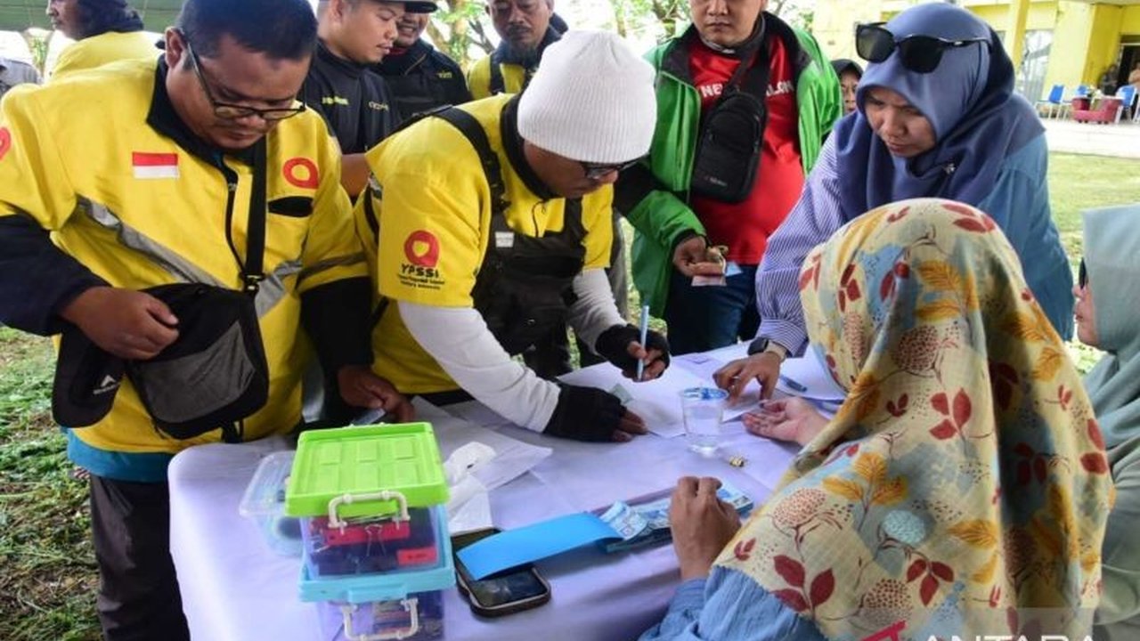 Pemerintah Provinsi Gorontalo menggelar Pasar Murah Gorontalo bersubsidi yang sangat menguntungkan 1.000 pengemudi bentor dan ojol, dengan selisih harga mencapai Rp130 ribu per paket. Simak selengkapnya!