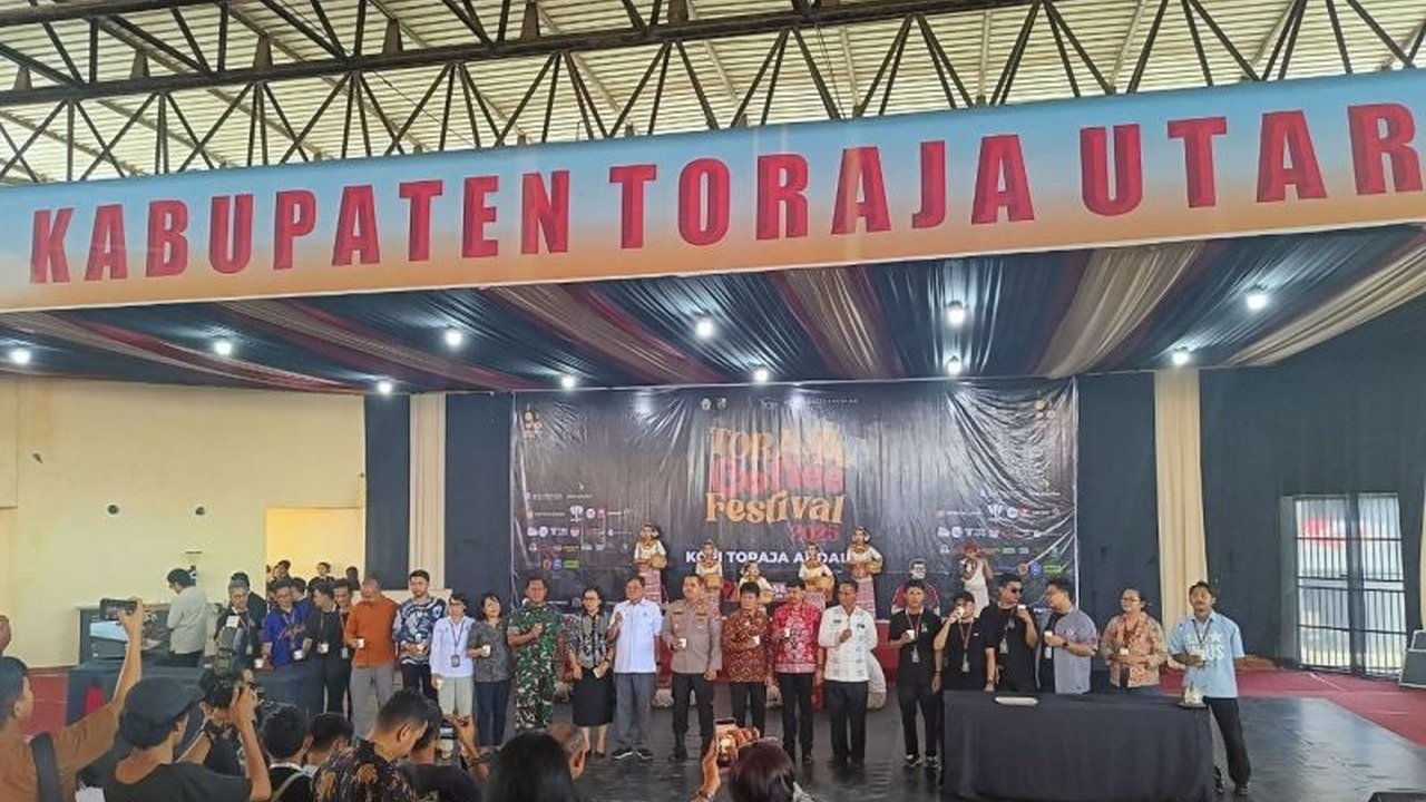 Festival Kopi Toraja Utara sukses besar dengan mengumpulkan puluhan UMKM produsen kopi robusta lokal, menarik perhatian wisatawan dan investor asing.