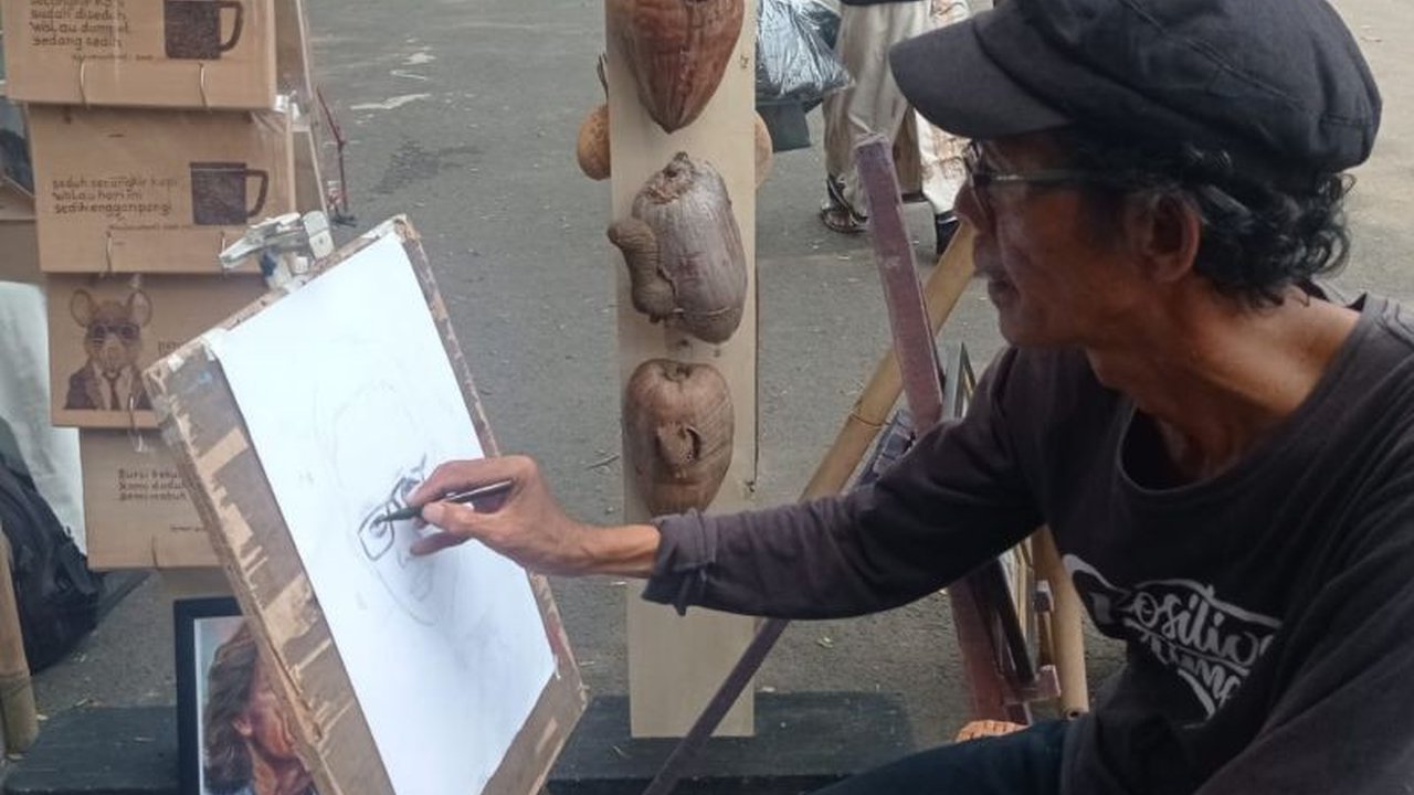 Kisah inspiratif Pelukis Rangkasbitung, Endang Nugraha, yang sukses meraup jutaan rupiah dari pesanan lukisan wajah di Festival Seni Multatuli. Simak perjalanan karirnya!