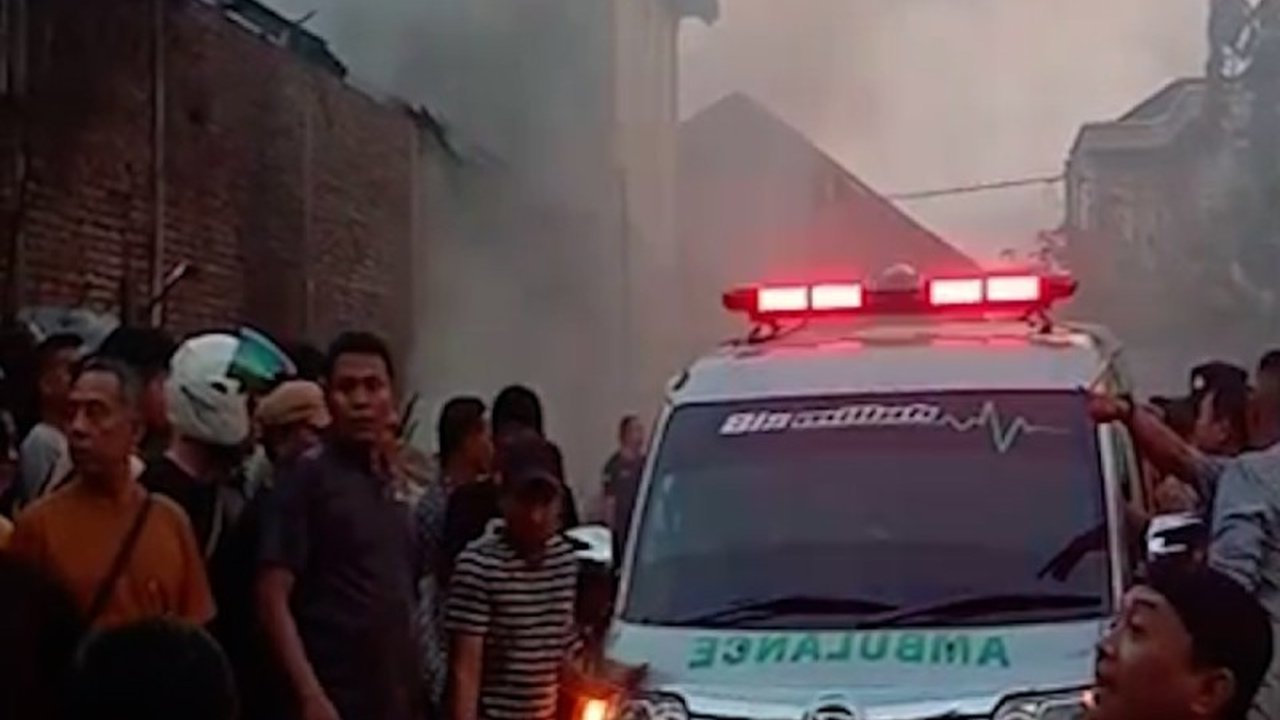 Sepasang lansia ditemukan meninggal dunia setelah terjebak dalam insiden kebakaran Lhokseumawe yang menghanguskan rumah mereka, diduga dipicu percikan api dari pembakaran sampah.