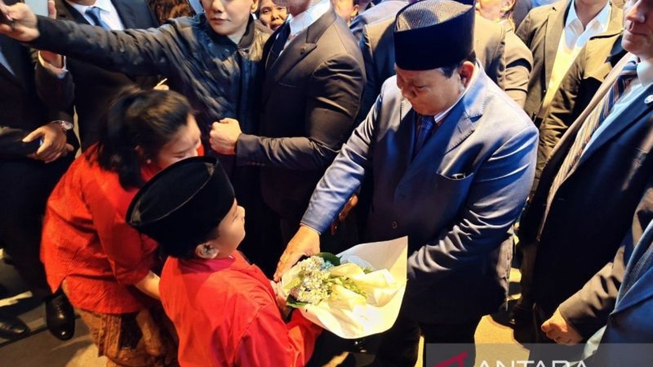 Presiden Prabowo di New York mendapat sambutan hangat dari diaspora Indonesia, termasuk momen mengharukan saat anak-anak berpakaian adat menyambutnya. Ada agenda penting menanti.