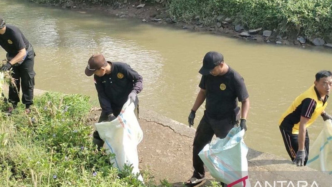 Pemerintah Kabupaten Bekasi menggelar aksi Pembersihan Kali Sadang bersama lintas sektor dalam rangka World Cleanup Day, menandai komitmen menjaga lingkungan berkelanjutan dan mengajak seluruh elemen masyarakat.