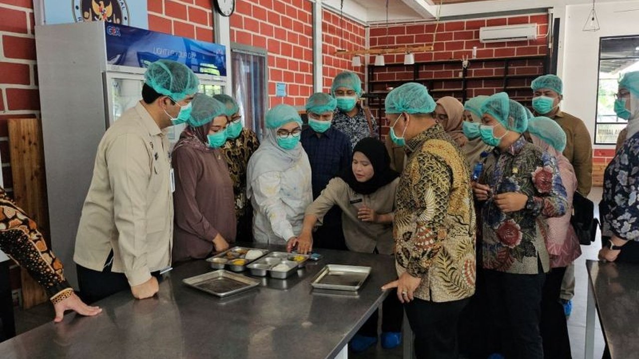 Kasus keracunan makanan dan dugaan food tray berbahan babi menyoroti urgensi penyelia halal di setiap dapur SPPG untuk menjamin keamanan dan kehalalan pangan Program MBG.