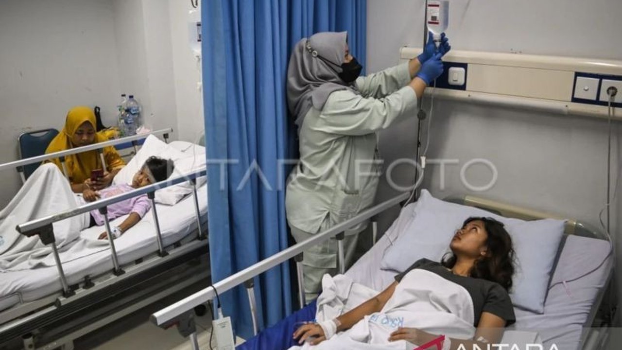 Dinas Kesehatan Kaltim instruksikan pemeriksaan NS1 untuk cegah 11 kematian DBD, menyoroti urgensi diagnosis dini demi penanganan medis yang lebih cepat dan tepat.