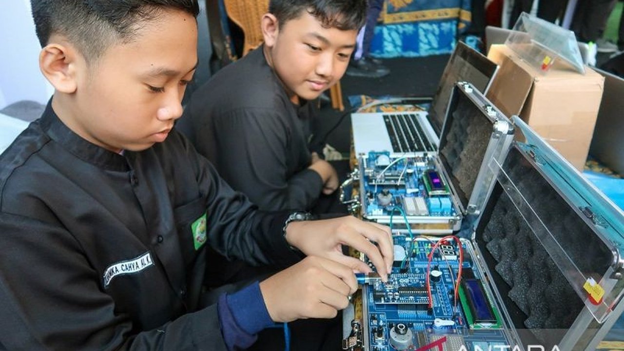 Saat negara lain gencar menerapkan pendidikan AI dan coding sejak dini, Indonesia masih berdebat. Jangan sampai anak bangsa hanya jadi konsumen digital, ini urgensinya!