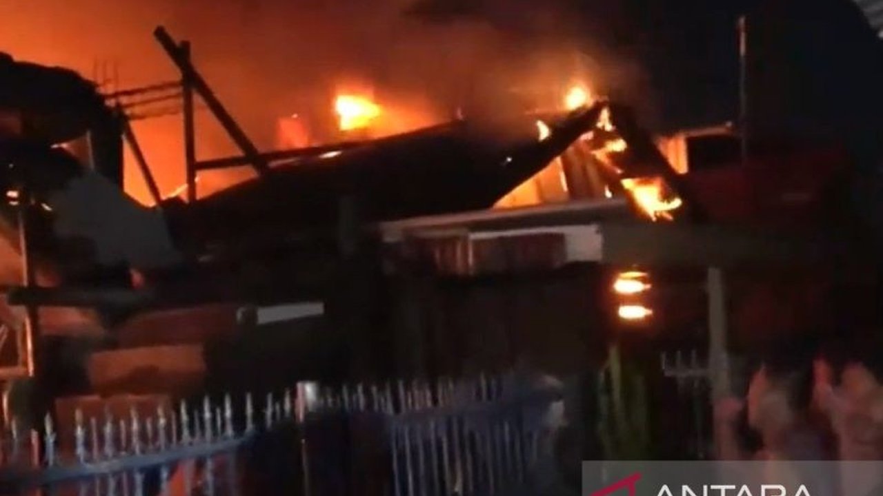 Insiden kebakaran tewaskan anak Makassar berusia 7 tahun di pemukiman padat Jalan Manunggal 31. Polisi masih selidiki penyebab api yang hanguskan delapan rumah.
