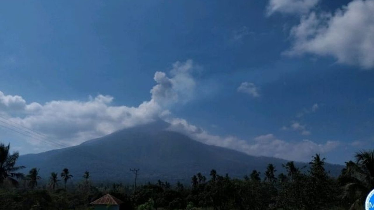 Gunung Lewotobi Laki-laki di Flores Timur kembali erupsi tiga kali pada Minggu pagi, memuntahkan kolom abu hingga 800 meter. Warga diimbau waspada dan tidak beraktivitas di zona bahaya.
