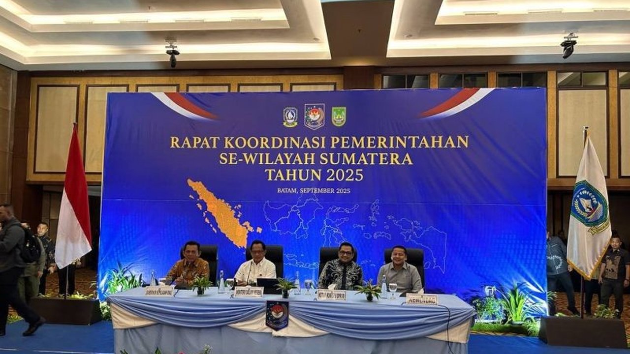 Mendagri Tito Karnavian memimpin Rakor Pemerintahan Sumatera di Batam, membahas situasi kamtibmas dan antisipasi problematika anggaran 2025. Apa saja poin pentingnya?