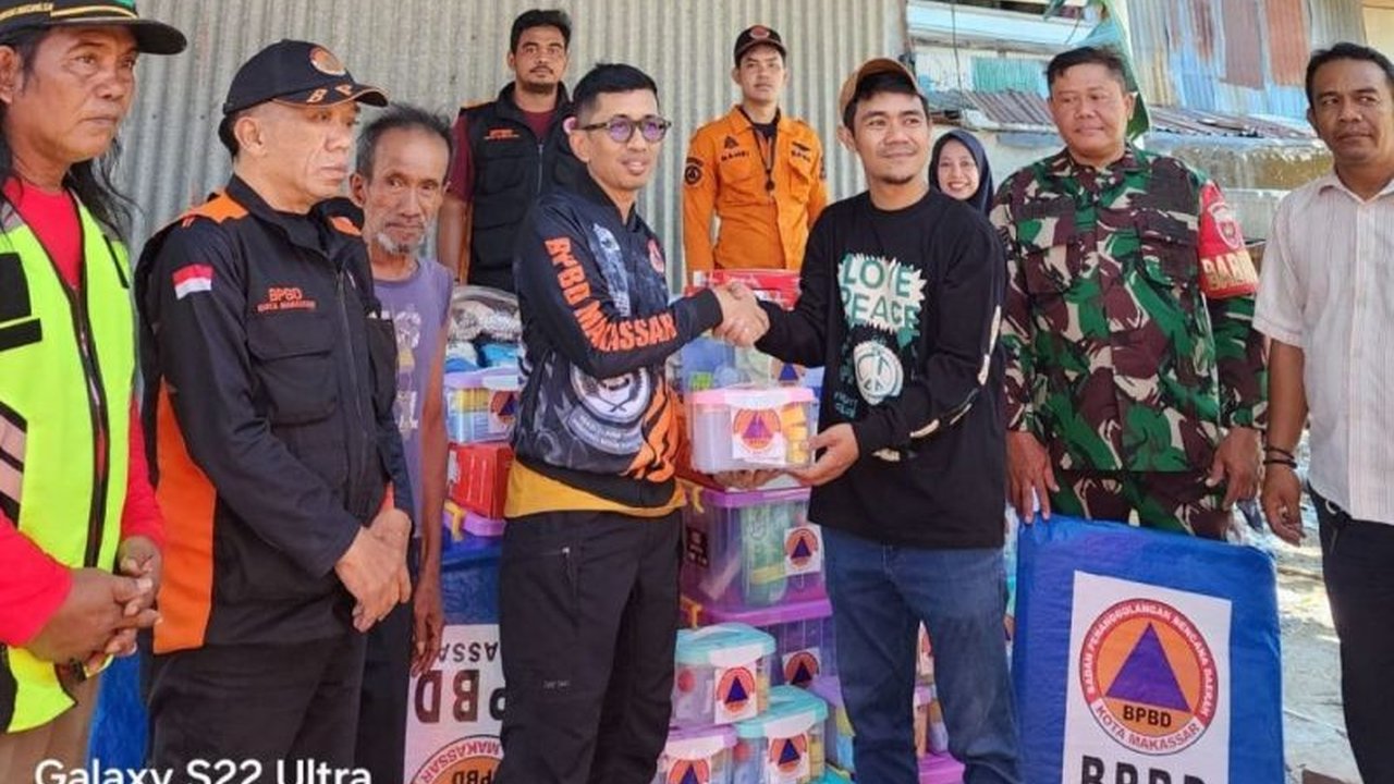 BPBD Makassar bergerak cepat menyalurkan bantuan kebutuhan mendesak pasca kebakaran hebat di Maccini Sombala yang menewaskan Afifah Septiana Asdar (7) dan menghanguskan delapan rumah, menyisakan duka mendalam bagi 35 jiwa.
