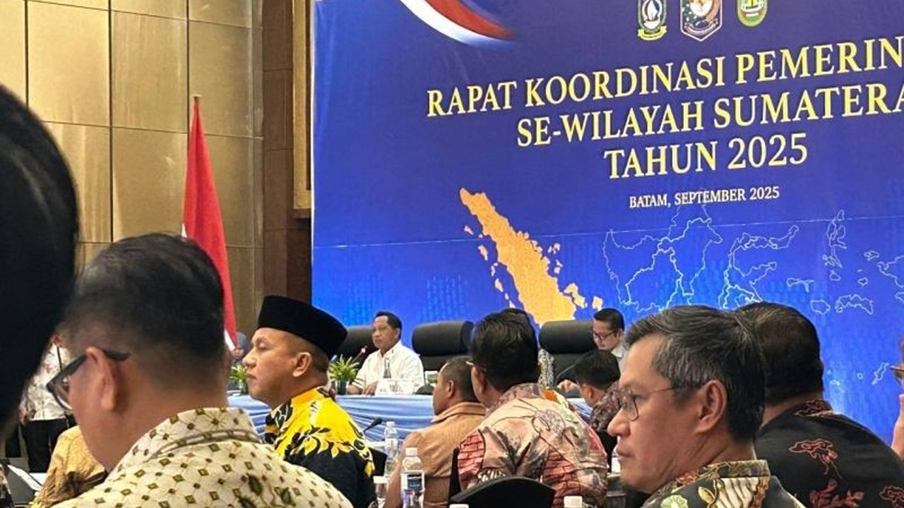 Menteri Dalam Negeri Tito Karnavian kini izinkan kepala daerah ke luar negeri, terutama untuk berobat, setelah sebelumnya dilarang. Apa alasan di balik kebijakan baru terkait izin kepala daerah ke luar negeri ini?