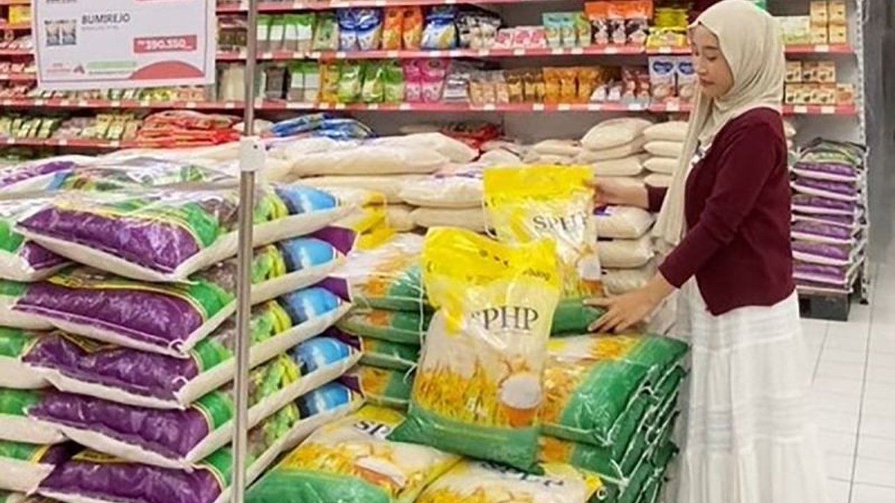 Perum Bulog Cabang Banyumas telah menyalurkan ribuan ton beras Stabilisasi Pasokan dan Harga Pangan (SPHP) hingga September, mendekati 30% dari alokasi, guna menjaga stabilitas harga pangan di wilayah Banyumas Raya. Simak detail penyaluran dan ketersediaa