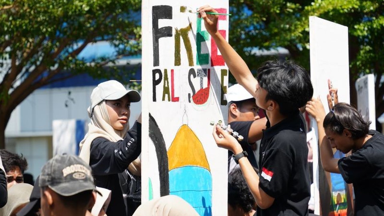 Ribuan mahasiswa baru UMSurabaya merayakan Hari Perdamaian Internasional dengan melukis 'The Wall of Peace', sebuah aksi kreatif yang menyuarakan pesan damai dan kemanusiaan. Simak bagaimana mereka mengubah dinding menjadi kanvas harapan!