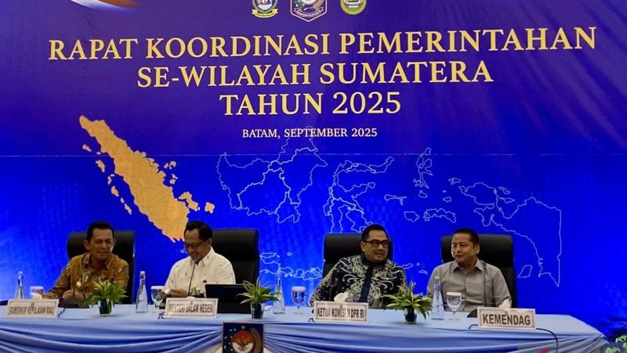 Mendagri Tito Karnavian mengapresiasi Realisasi Pendapatan Daerah Kepri 2025 yang mencapai 67,37% hingga September, menjadikannya teladan pengelolaan keuangan daerah. Bagaimana strategi Kepri?