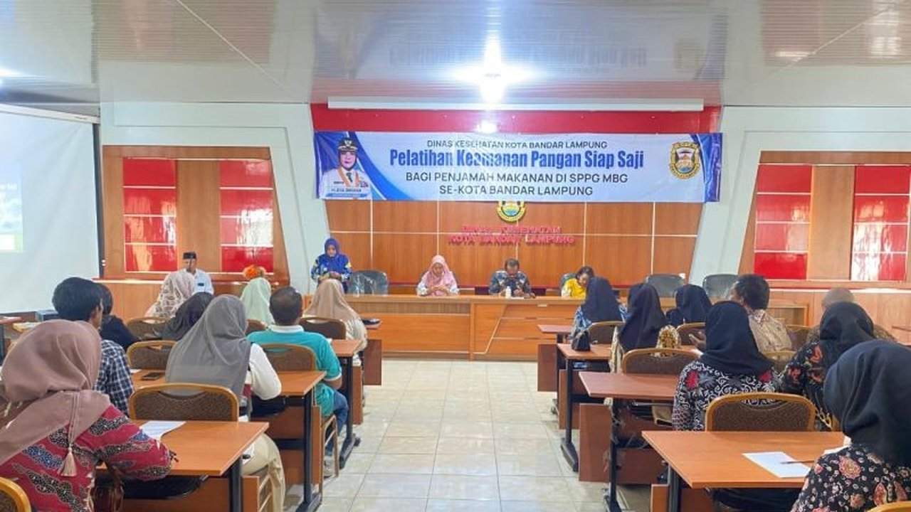 Pemkot Bandarlampung mengadakan pelatihan keamanan pangan bagi penjamah makanan SPPG pasca insiden keracunan, memastikan mutu dan keamanan konsumsi anak-anak.