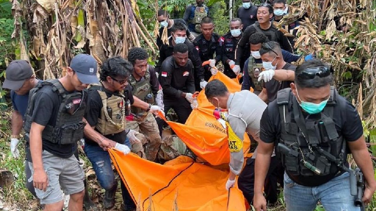 Nasir Daeng Mappa, korban hilang dalam kerusuhan Elelim, Kabupaten Yalimo, Papua Pegunungan, ditemukan meninggal dunia dengan tubuh penuh anak panah. Simak detail penemuan tragis ini.
