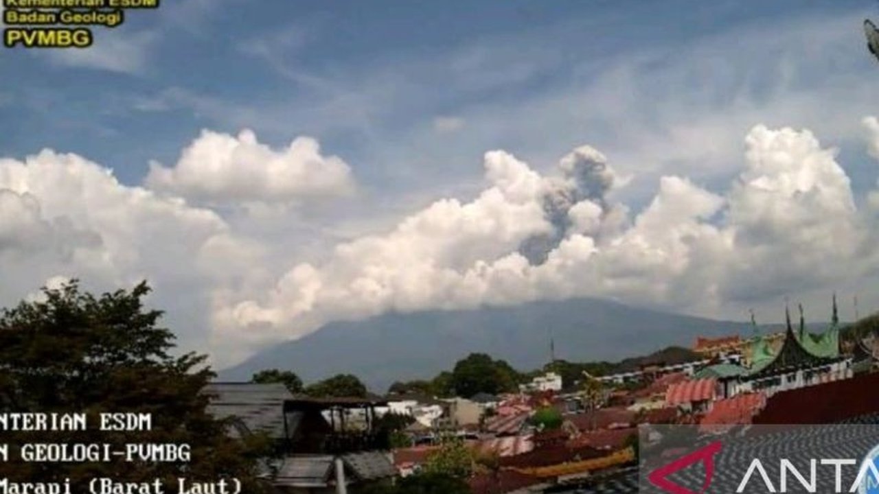 Erupsi Gunung Marapi kembali terjadi, menyemburkan abu vulkanik setinggi 1.000 meter ke arah barat daya. Simak detail dampak dan rekomendasi keselamatan dari PGA terkait erupsi Gunung Marapi.