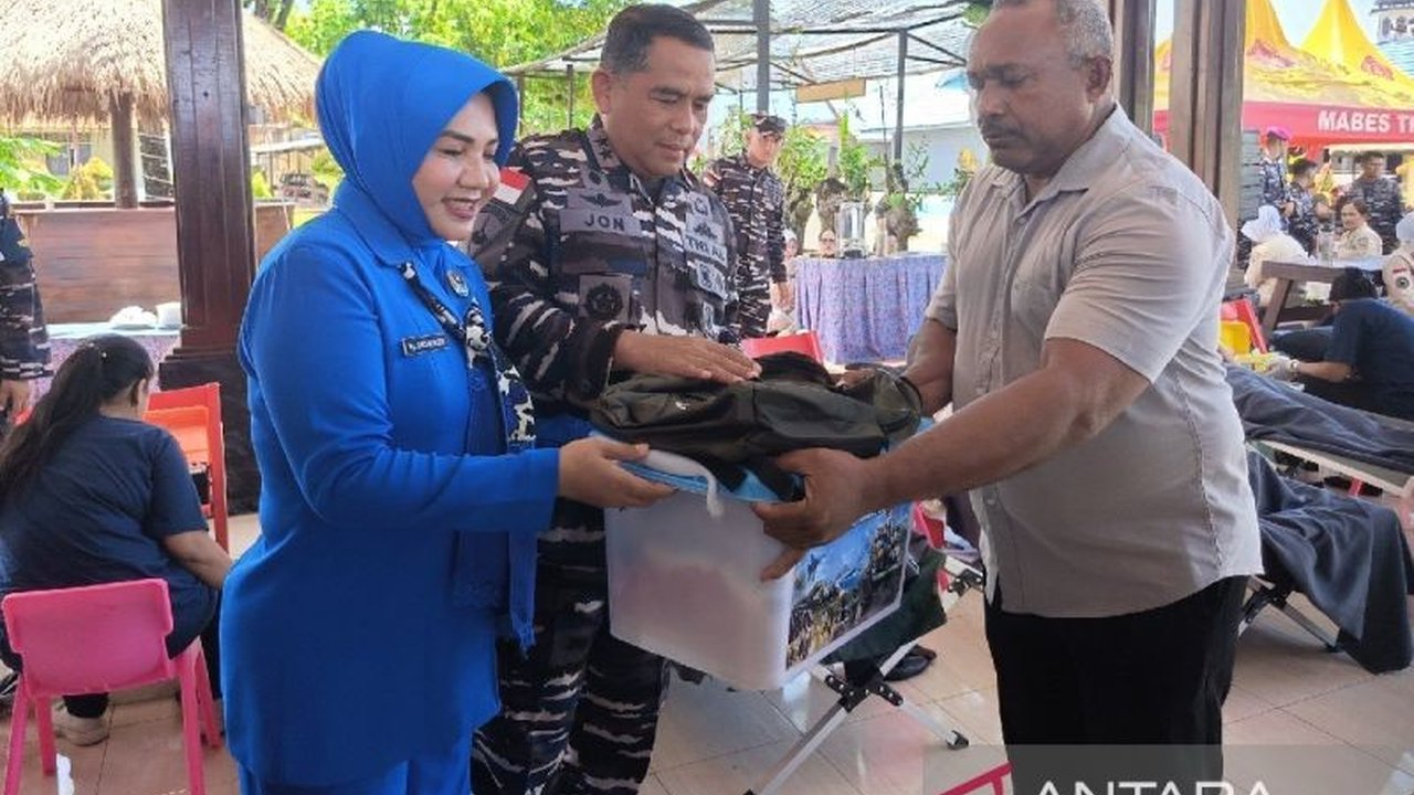 Komando Daerah TNI-AL X (Kodaeral) Jayapura menggelar Baksos Kodaeral X Jayapura menjelang HUT ke-80 TNI, menyalurkan 500 paket sembako dan layanan kesehatan gratis. Simak detail lengkapnya!
