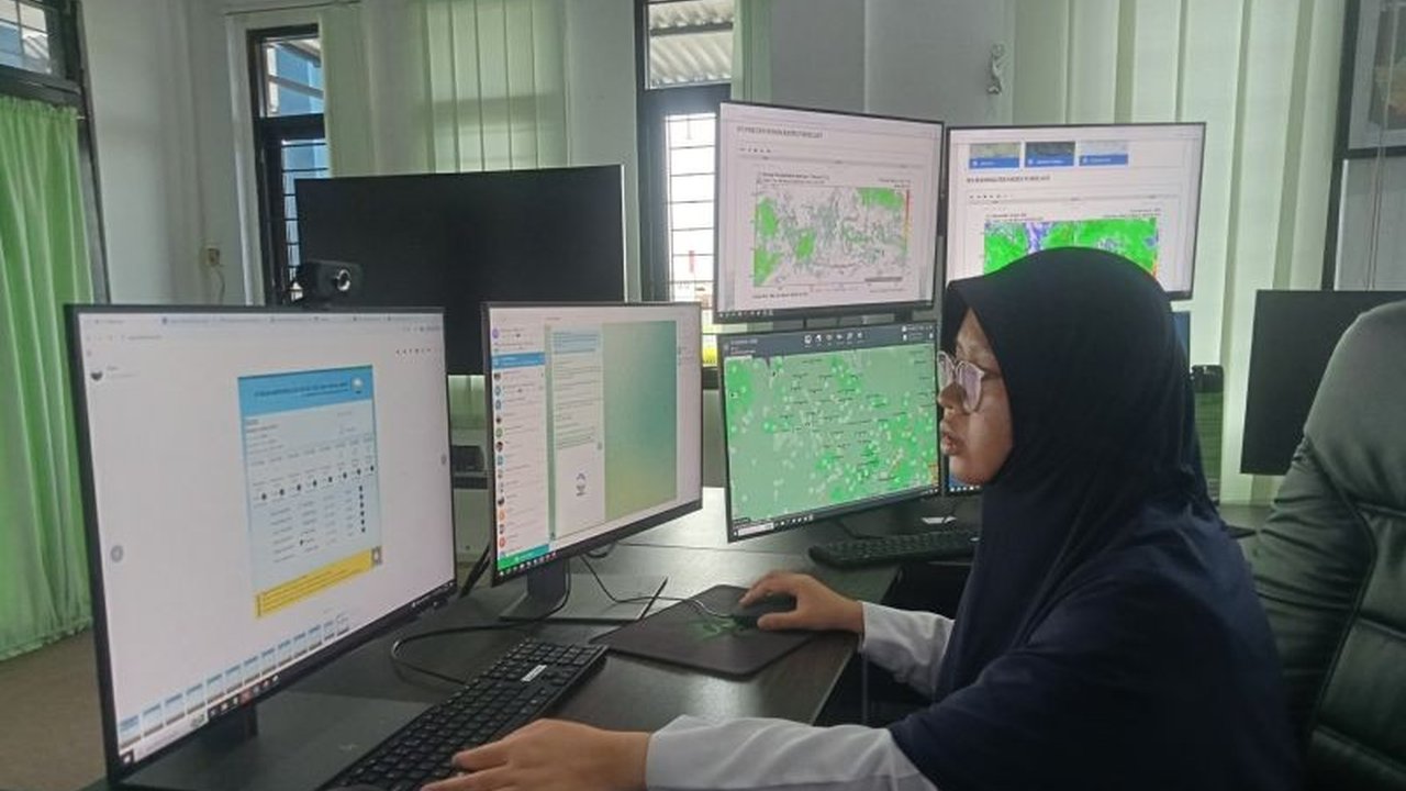 Badan Meteorologi Klimatologi dan Geofisika (BMKG) mengumumkan Musim Hujan Jambi telah tiba, dengan tujuh wilayah berpotensi diguyur hujan siang hingga malam. Simak detail lengkapnya!