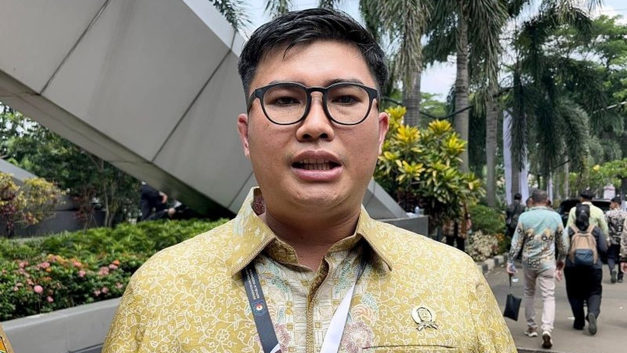 Ketua DPRD Bogor, Sastra Winara, menegaskan tidak ada anggota dewan yang menggunakan strobo atau sirine, patuh pada imbauan Presiden. Pembatasan penggunaan strobo ini jadi sorotan.