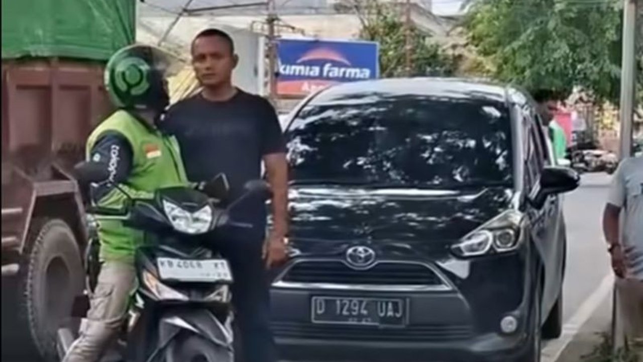 Oknum TNI pukul Ojol di Pontianak, Letda AF, akan menghadapi sidang militer setelah insiden pemukulan. Bagaimana kronologi lengkap dan apa penyebabnya?