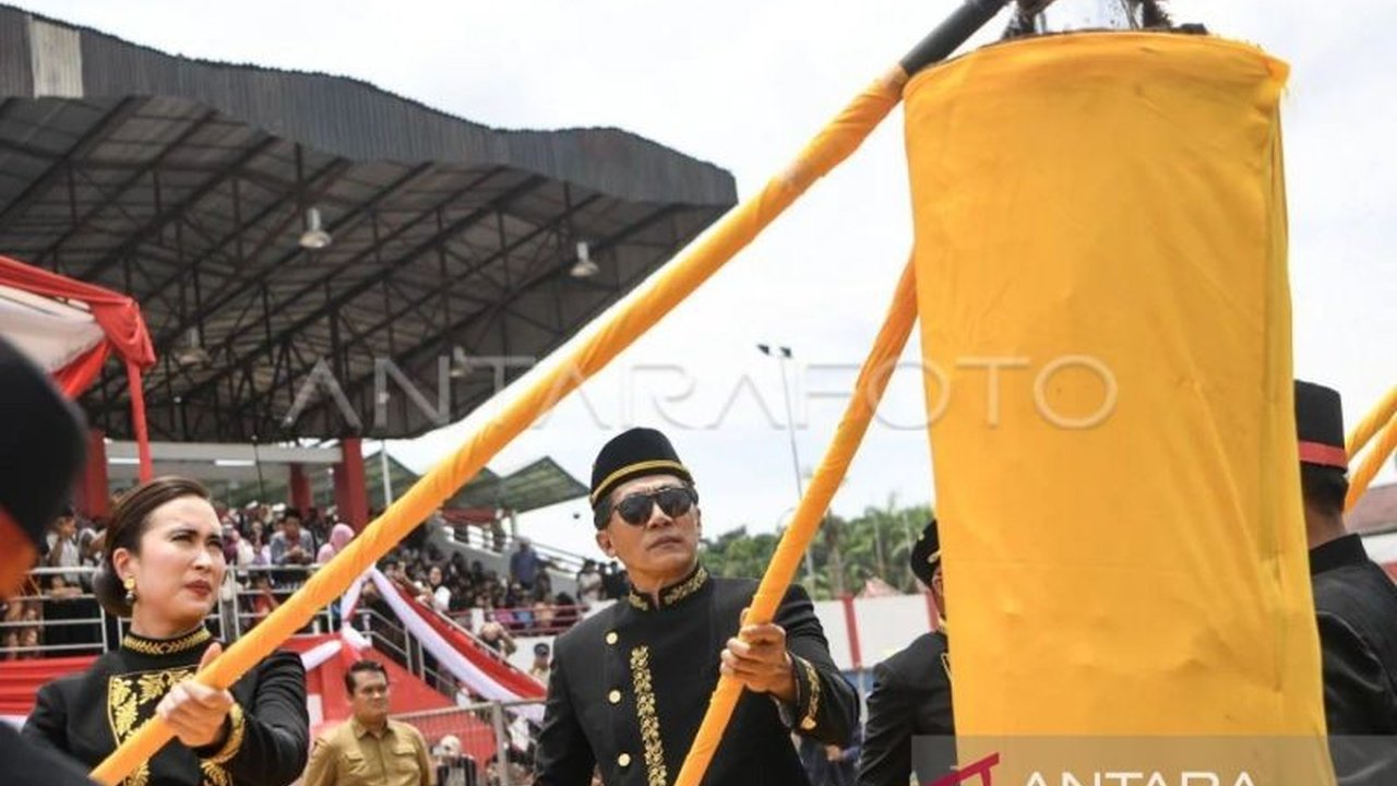 Festival Erau Kukar 2025 resmi dibuka dengan tradisi sakral pendirian Tiang Ayu. Simak bagaimana tradisi ini menjadi momentum pelestarian budaya dan penggerak ekonomi daerah.