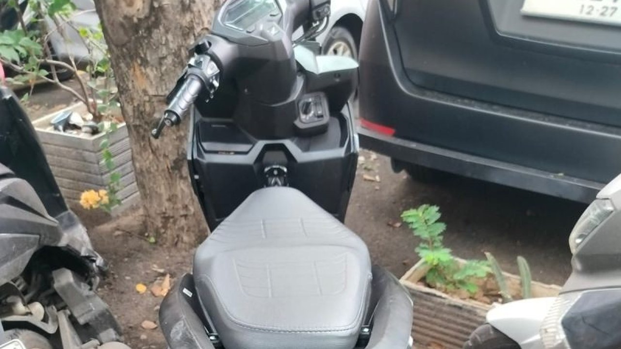 Tiga penagih utang berkedok 'mata elang' berhasil ditangkap polisi di Jakarta Utara setelah melarikan motor warga. Terungkapnya modus penipuan ini membuat publik penasaran akan kejahatan jalanan.