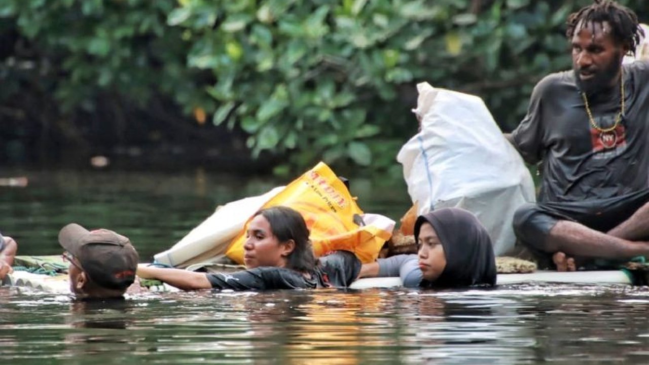 Komunitas Rumah Bakau bersama mahasiswa berhasil mengumpulkan 12 karung sampah dalam dua jam pada Aksi Grebek Sampah di TWA Teluk Yotefa, Jayapura. Kondisi ini memprihatinkan, menyerukan kesadaran lingkungan.