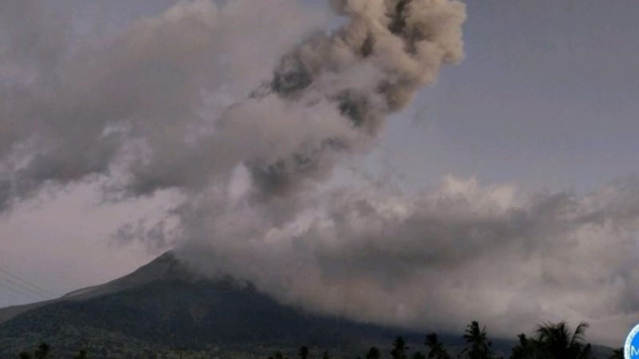 Gunung Lewotobi Laki-laki di Flores Timur mengejutkan dengan 19 kali erupsi dalam enam jam. Simak detail aktivitas vulkanik dan imbauan keselamatan terbaru!