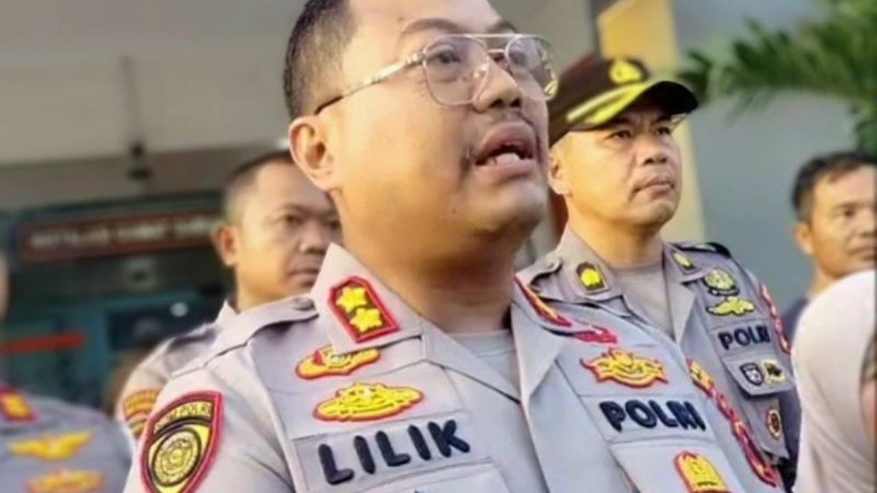 Polisi segera selidiki insiden **bangunan roboh KPT Brebes** yang melukai dua pekerja. Garis polisi dipasang, apa penyebab di balik kejadian nahas ini?