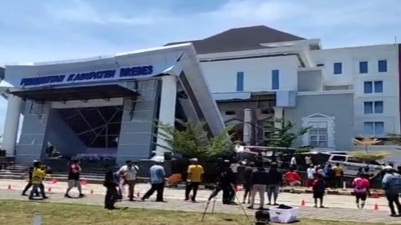 Teras Gedung KPT Brebes ambruk dan melukai tiga orang, padahal baru diresmikan setahun lalu. Pemkab Brebes kini menyelidiki penyebab insiden ini.