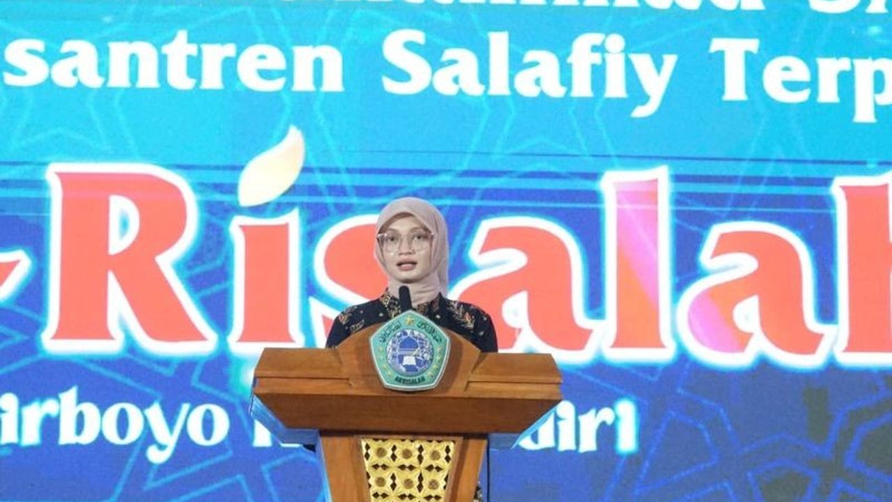 Wali Kota Kediri Vinanda Prameswati menegaskan Peran Pesantren sebagai benteng moral dan peradaban bangsa yang krusial. Simak mengapa pendidikan pesantren harus terus diperhatikan!