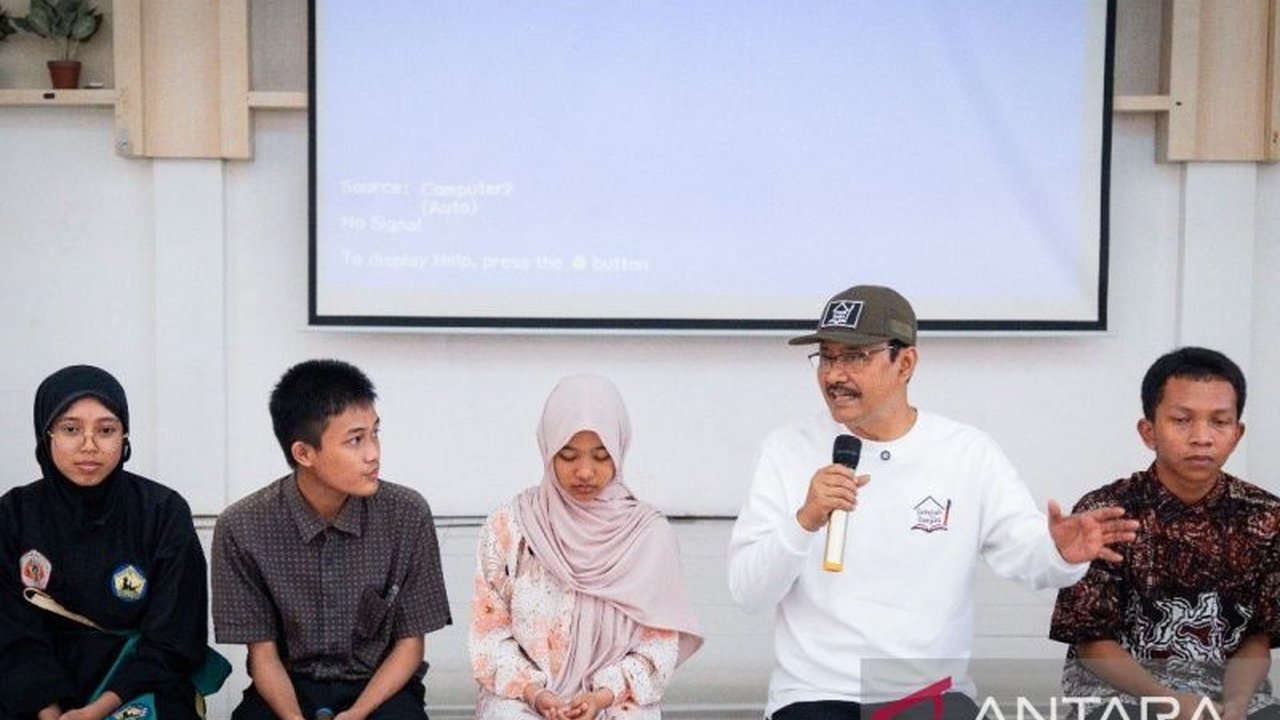 Menteri Sosial Gus Ipul kunjungi Sekolah Rakyat Bekasi, pantau langsung kemajuan siswa, dan sampaikan pesan Presiden Prabowo. Apa yang membuat Gus Ipul terharu dalam kunjungan ini?