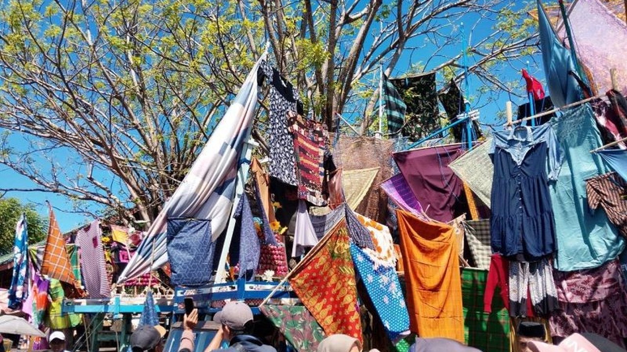 Saksikan kemeriahan Maudu Lompoa Cikoang, tradisi Maulid Nabi Muhammad SAW di Takalar yang memukau dengan arak-arakan perahu julung-julung dan eratnya solidaritas sosial.