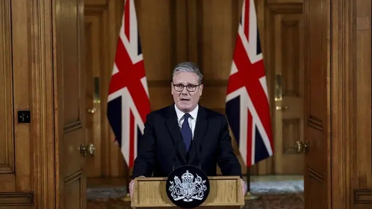 PM Inggris Keir Starmer menyampaikan pernyataan soal rencana pengakuan Negara Palestina dari Downing Street Nomor 10 di London, Selasa (29/7/2025). (Dok. oleh Toby Melville via AP) 