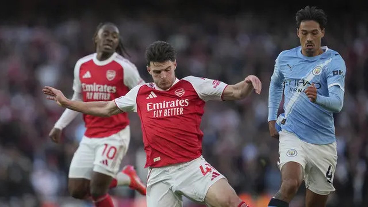 Gelandang Arsenal, Declan Rice (kiri) merebut bola dari penguasaan pemain Man City, Tijjani Reijnders, pada pekan 5 Liga Inggris 2025/2026 di Emirates Stadium, Minggu (21/9/2025) malam WIB. (