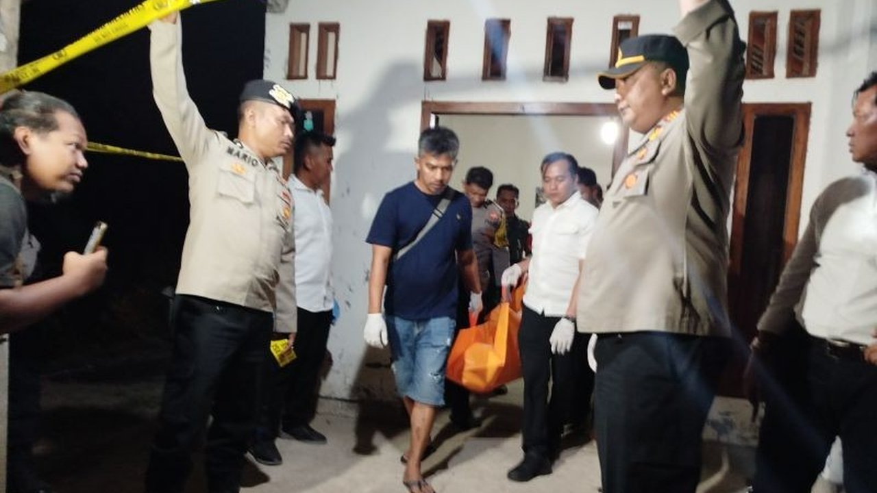 Kasus Pembunuhan di Ponorogo menggemparkan warga setelah pasangan suami istri ditemukan tewas. Polisi menduga anak kandung korban terlibat, yang diketahui memiliki riwayat gangguan jiwa. Apa motif di baliknya?