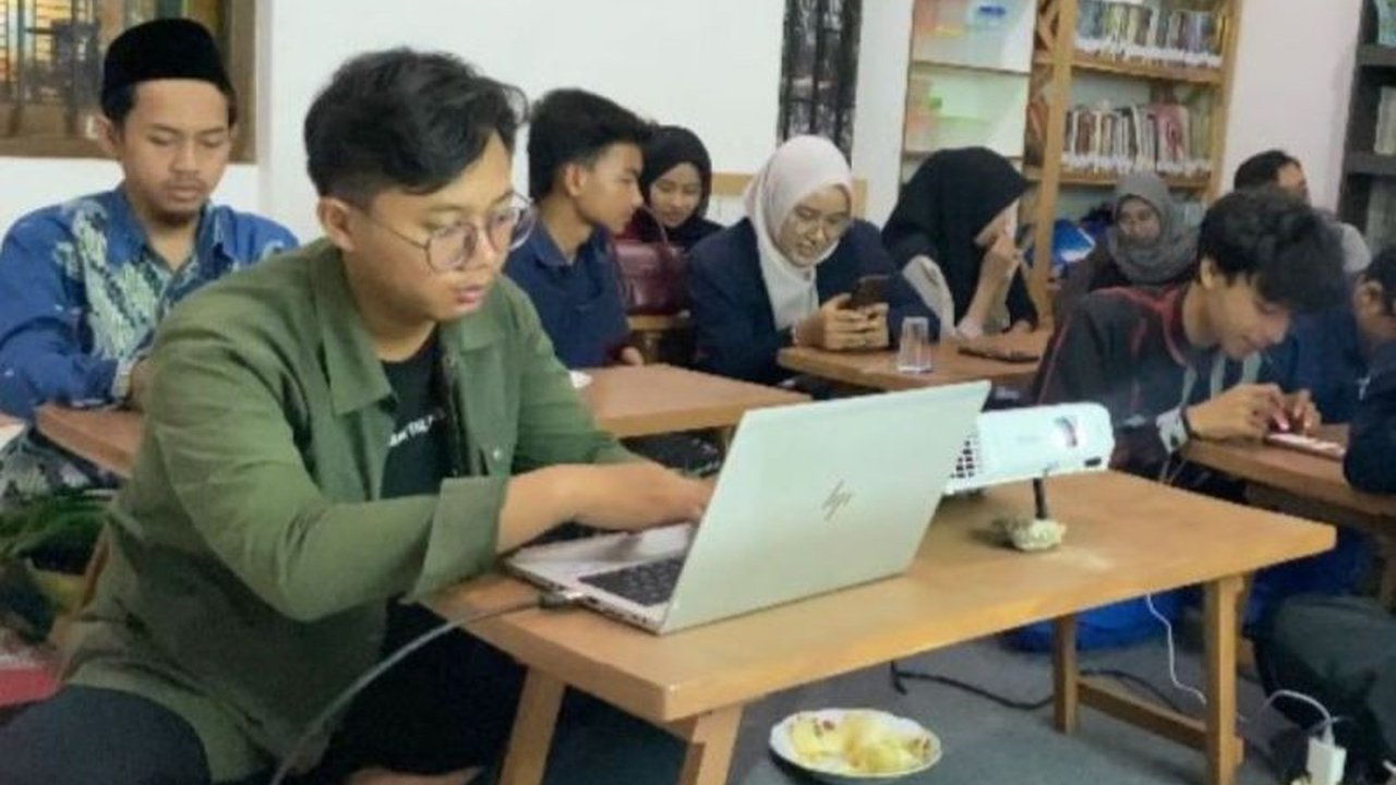 Himatika UMK membekali pemuda Desa Padurenan dengan strategi pemasaran digital UMKM, mengubah cara produk bordir khas desa menjangkau pasar lebih luas. Simak bagaimana inovasi ini mendorong daya saing lokal!