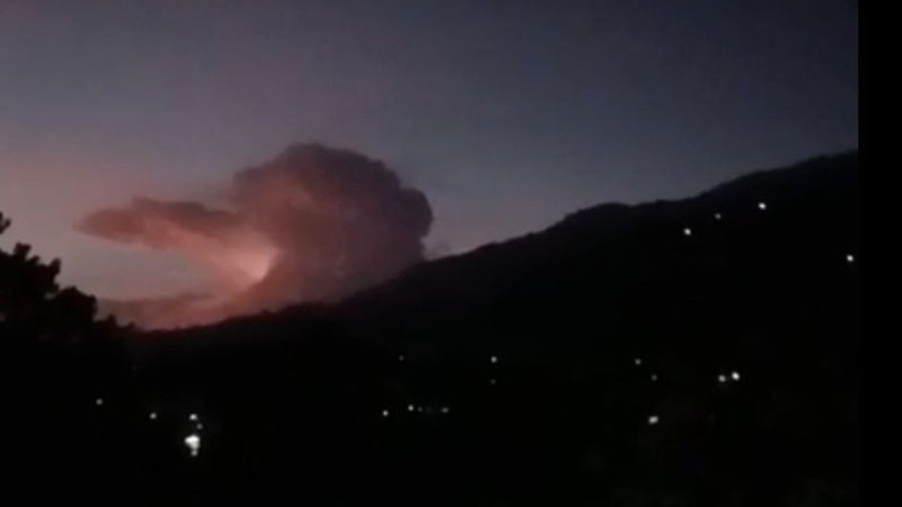BPBD Garut tegaskan kilatan cahaya gunung aktif di Gunung Guntur dan Papandayan adalah fenomena alam awan Cumulonimbus, bukan erupsi. Jangan panik!