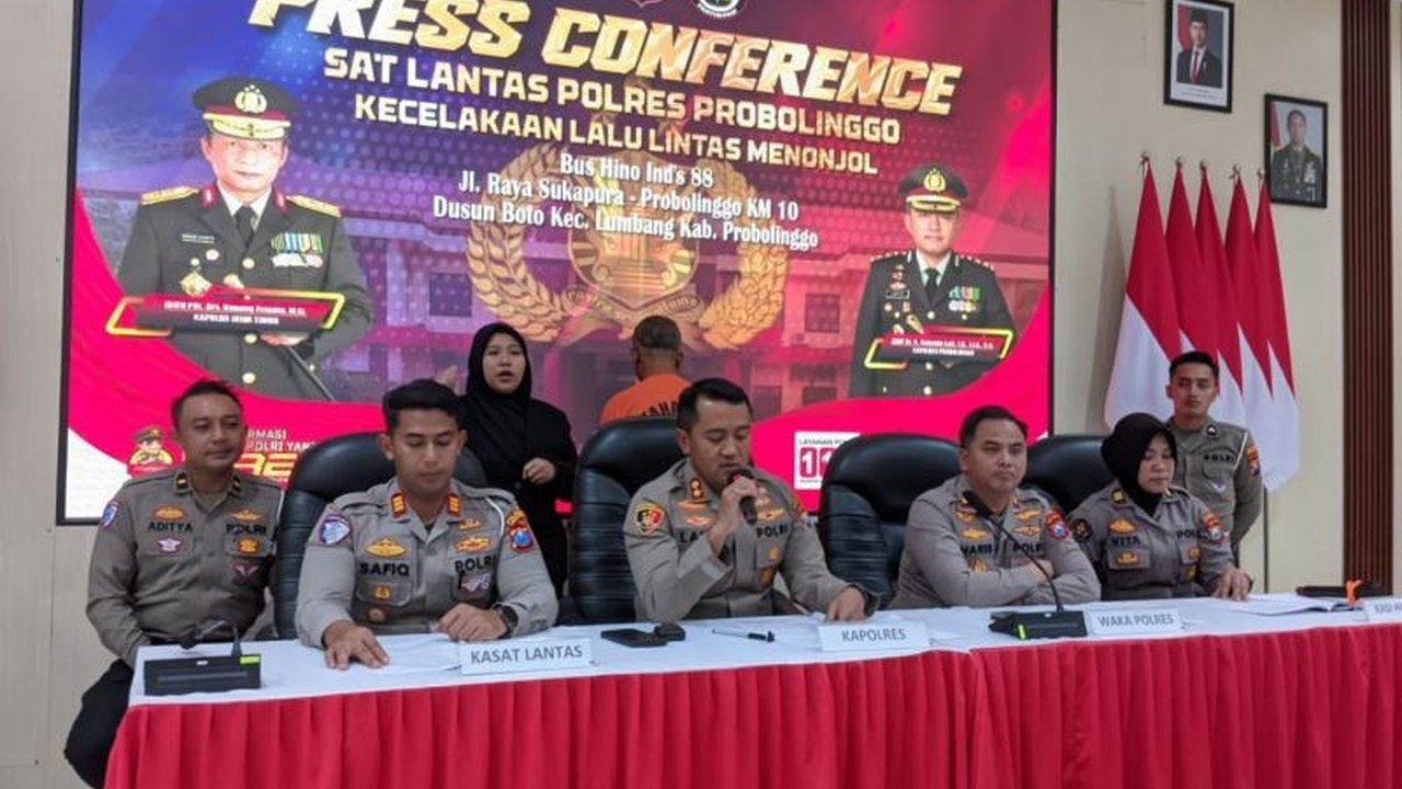 Sopir bus pariwisata berinisial AB ditetapkan sebagai tersangka kecelakaan maut di jalur Gunung Bromo yang menewaskan 9 orang. Kelalaiannya dalam mengemudi menjadi sorotan utama dalam insiden ini.