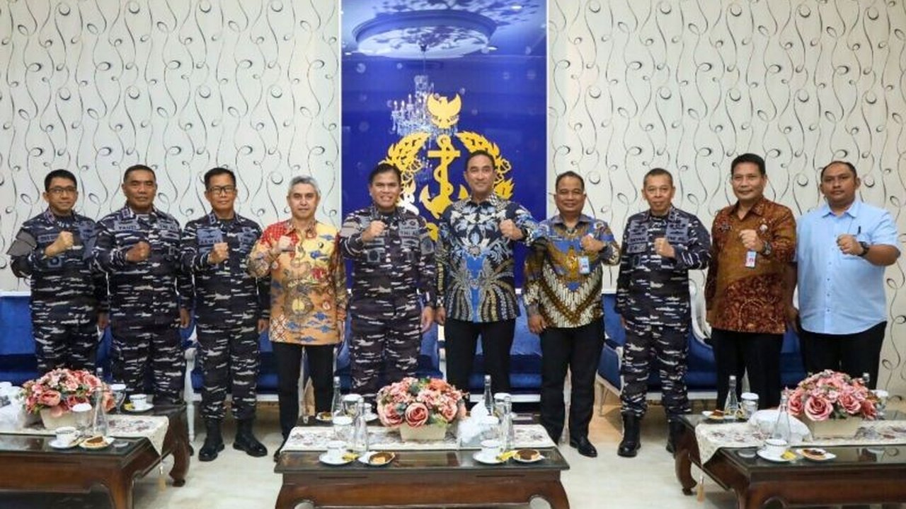 BNN dan TNI AL meningkatkan kerja sama pencegahan narkotika jalur laut, menyadari tantangan luasnya perairan Indonesia. Sinergi ini diharapkan mampu membendung peredaran gelap narkoba.