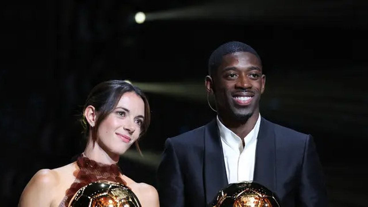 Penyerang Paris Saint-Germain (PSG), Ousmane Dembele, berfoto bersama gelandang Barcelona dan Timnas Spanyol putri, Aitana Bonmati, setelah keduanya berhasil meraih penghargaan Ballon d'OR 20