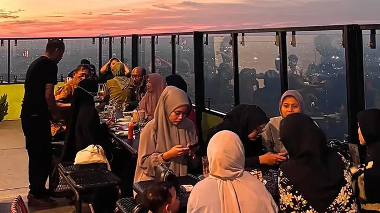 Tamelo Atap Cafe menyuguhkan pemandangan kota Depok, berlokasi di Tower C, Apartemen Taman Melati Margonda 2 (Sumber: IG/@tamelo_atapcafe