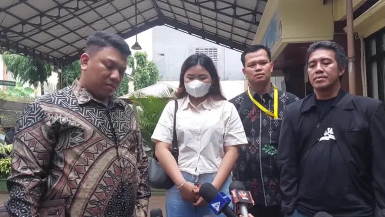Babak baru kehidupan Aji Darmaji, suami Mpok Alpa, dimulai di Pengadilan Agama Jakarta Selatan. Ia menjalani sidang permohonan perwalian tiga anak.