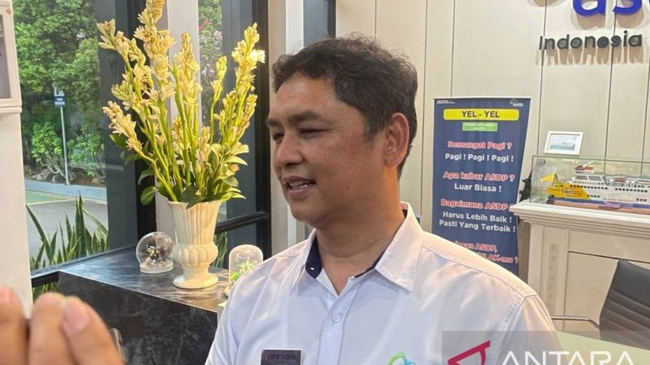 PT ASDP Merak melakukan pemisahan jalur kendaraan di pelabuhan reguler jelang Nataru 2025/2026. Langkah ini untuk keselamatan dan efisiensi, simak detail rekayasa lalu lintasnya!