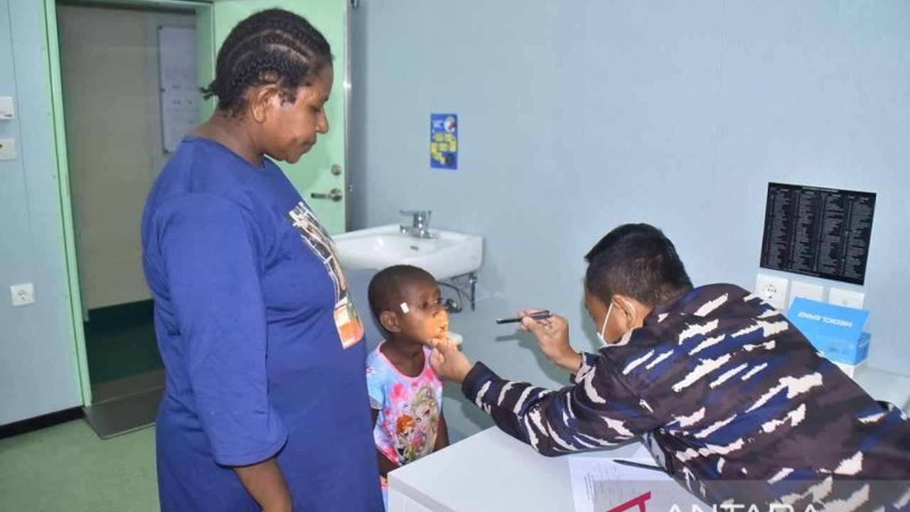 Kementerian Pertahanan (Kemenhan) membuka layanan kesehatan gratis di atas KRI dr. Wahidin Sudirohusodo-991 bagi warga Papua, wujud nyata komitmen negara.