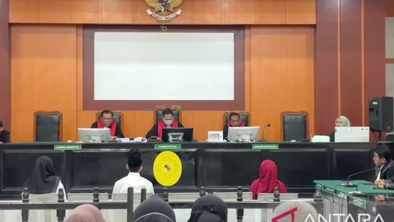 Mantan Sekda Kendari Nahwa Umar divonis 1,2 tahun penjara atas kasus korupsi anggaran Rp444 juta. Siapa saja yang terlibat dan berapa kerugian negara yang harus dikembalikan?
